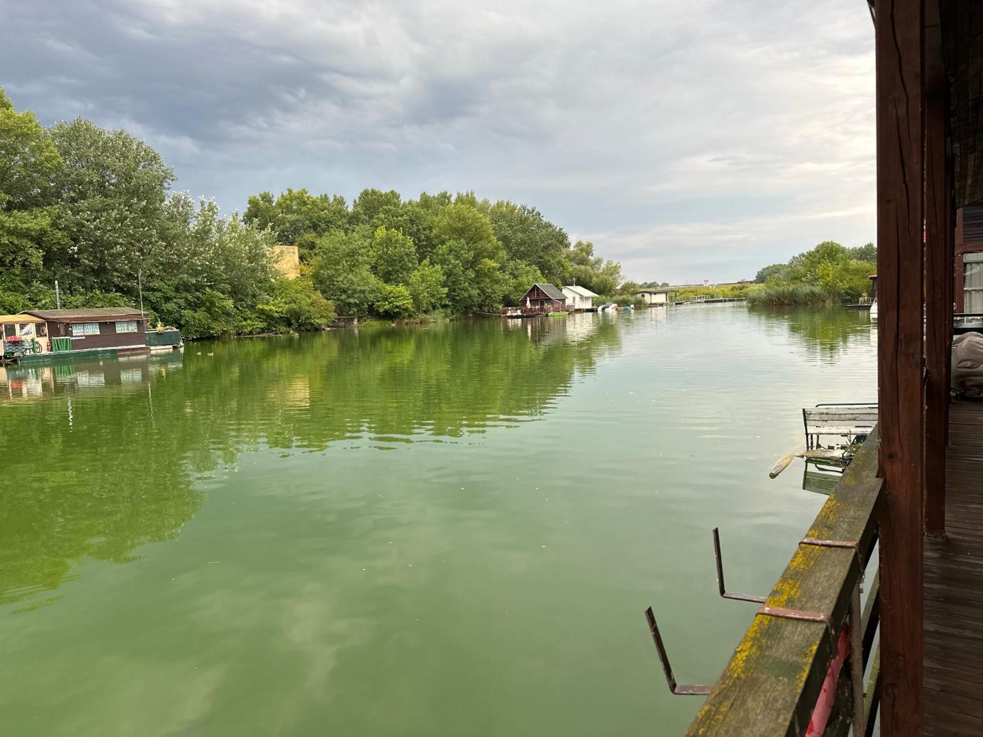 Houseboat - Beacon Of Happiness Hotel Bratislava Bagian luar foto
