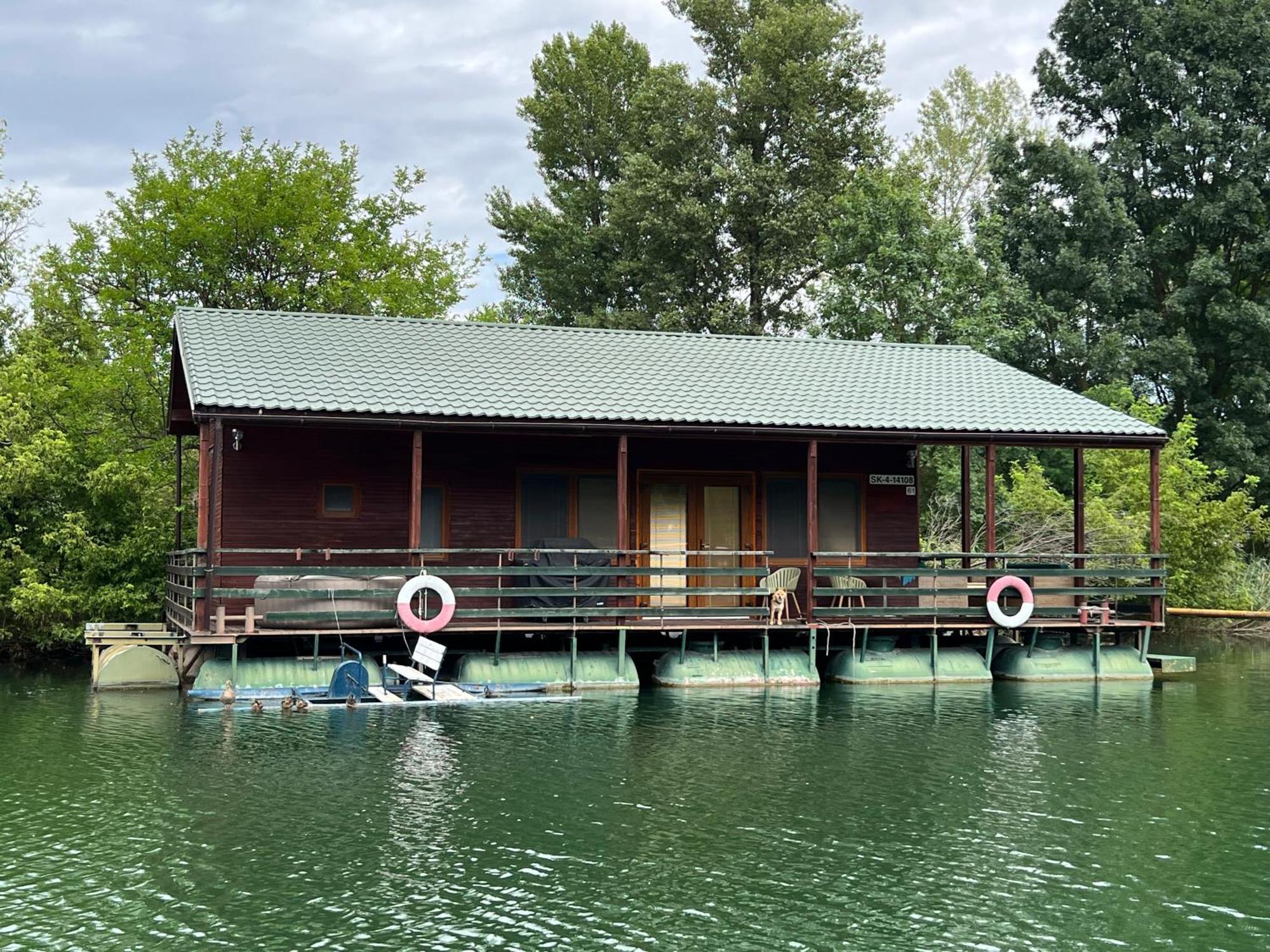 Houseboat - Beacon Of Happiness Hotel Bratislava Bagian luar foto